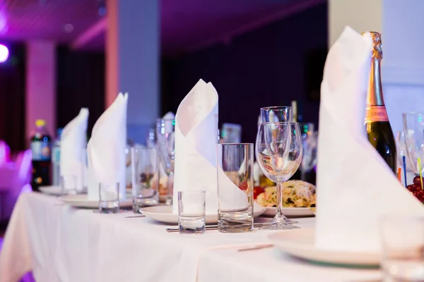 Restaurant tafel met glazen en servetten — Stockfoto