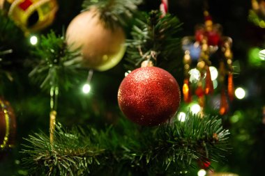 Baubles dekore edilmiş Noel ağacına asılı