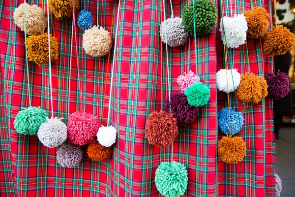 renkli craft pompoms