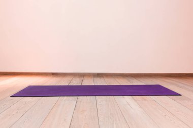 yoga mat iç ile spor