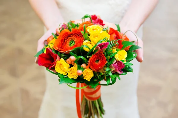 Bride with colorful wedding bouquet — Stock Photo, Image