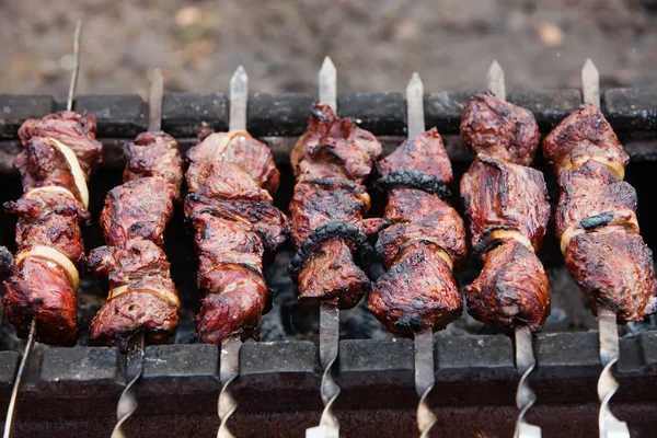 Carne fresca marinada en la parrilla — Foto de Stock