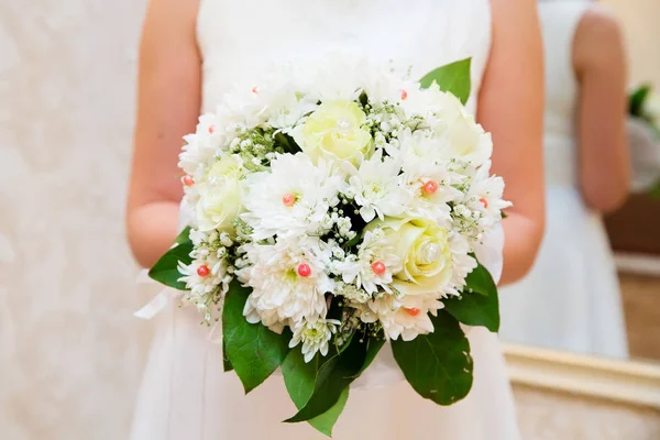 Ramo de boda en las manos de la novia — Foto de Stock