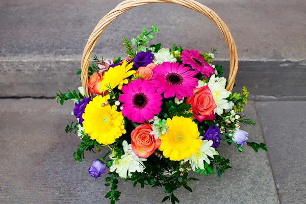 Güzel buket çiçek sepeti