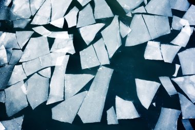 Nehirde sürüklenen bahar buz