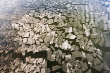 Nehirde sürüklenen bahar buz