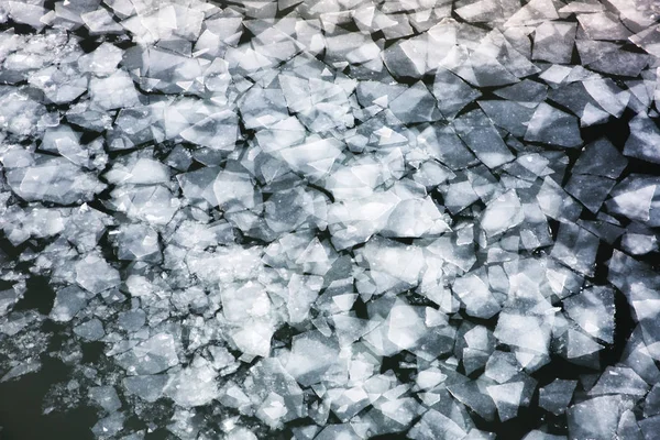 Dérive de la glace printanière sur la rivière — Photo