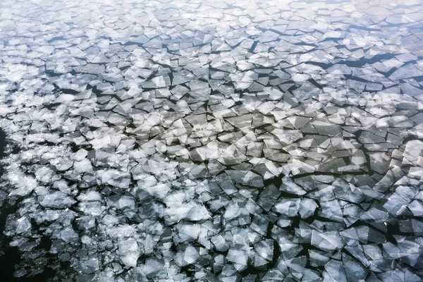 Wiosna, drifting lodu na rzece — Zdjęcie stockowe