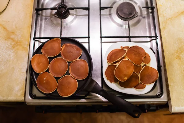 Making pancakes in a black pan. Shrovetide, pancake week — Stock Photo, Image