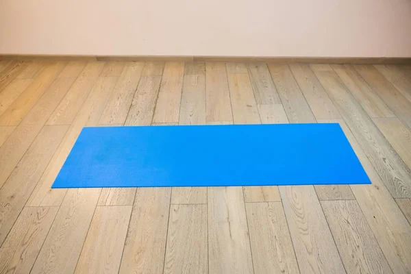 Тренажерный зал с ковриком для йоги — стоковое фото