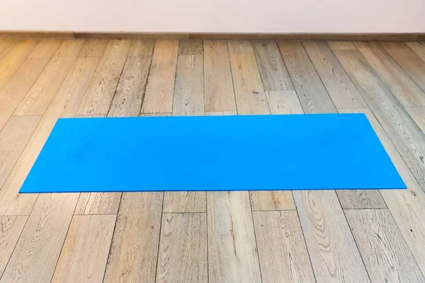 Тренажерный зал с ковриком для йоги — стоковое фото