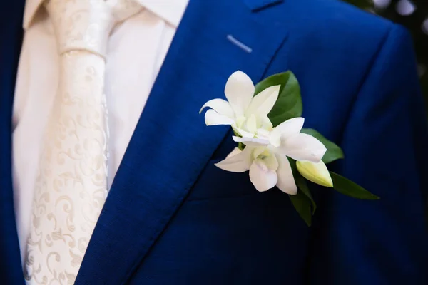 Свадебный бутоньер на костюме жениха — стоковое фото