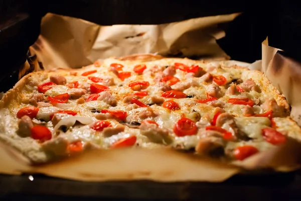 Pizza maison aux tomates et fromage — Photo