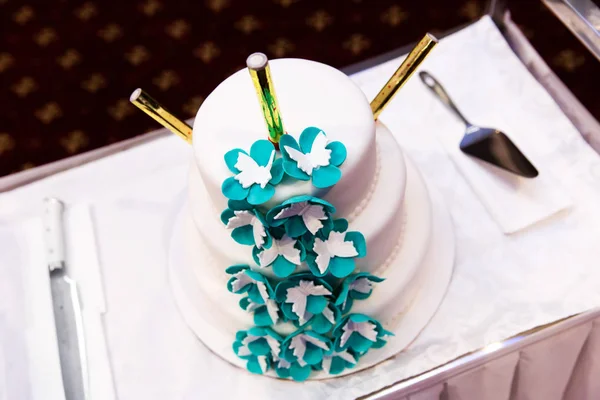 Svatební dort zdobený květinami — Stock fotografie