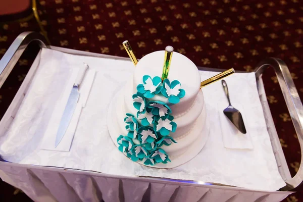 Bolo de casamento decorado com flores — Fotografia de Stock