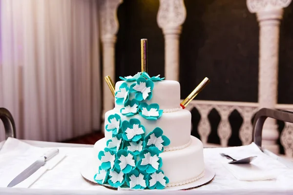 Pastel de boda decorado con flores — Foto de Stock