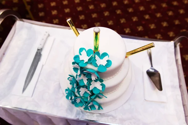 Bolo de casamento decorado com flores — Fotografia de Stock