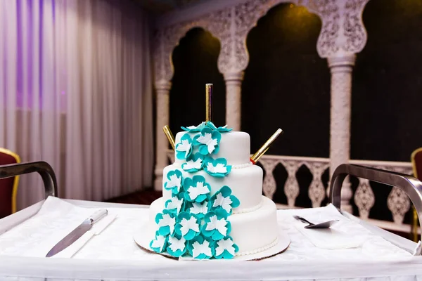 用鲜花装饰的结婚蛋糕 — 图库照片