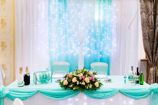 Mesa de boda en restaurante con composición floral —  Fotos de Stock