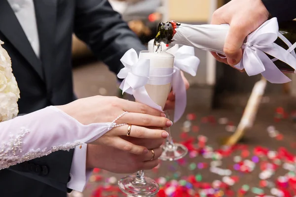 Despejando champanhe em um copo em uma celebração de casamento — Fotografia de Stock