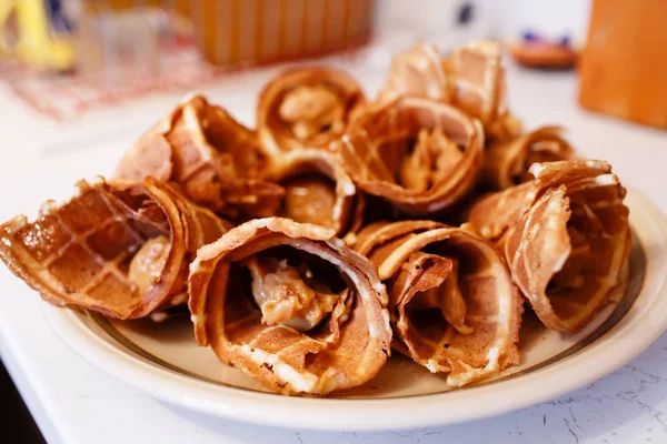 Yoğunlaştırılmış süt ile ev yapımı gözleme