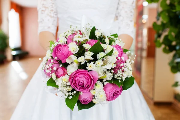 Bruden håller vackra bröllop bukett med rosa rosor — Stockfoto