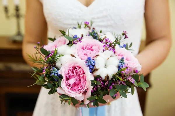 Schöner Hochzeitsstrauß aus Blumen in den Händen der Bräute — Stockfoto