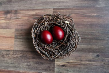 Ahşap arka plan üzerinde yuvadaki yumurta