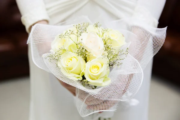 Bröllop bukett i brudens händer — Stockfoto