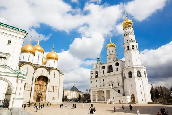 La Catedral de la Dormición e Iván el Gran Campanario en el Kremlin de Moscú — Foto de Stock