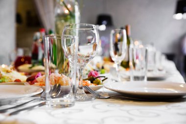 Restoranda servis masası