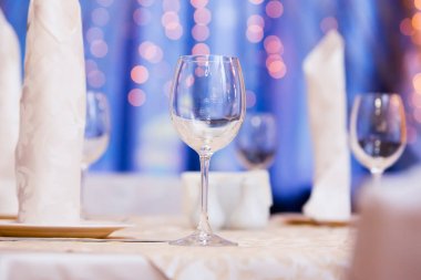 Restoran, bokeh arka plan üzerinde tablosunda servis