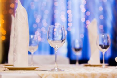 Restoran, bokeh arka plan üzerinde tablosunda servis