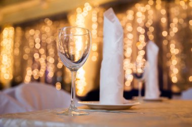 Restoran, bokeh arka plan üzerinde tablosunda servis