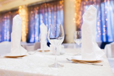 Restoran, bokeh arka plan üzerinde tablosunda servis