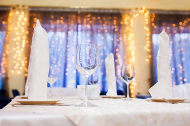 Restoran, bokeh arka plan üzerinde tablosunda servis