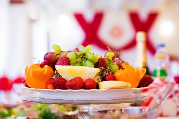 Hermoso plato de frutas en la mesa festiva —  Fotos de Stock