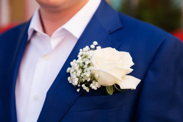 Casamento boutonniere em terno de noivo — Fotografia de Stock