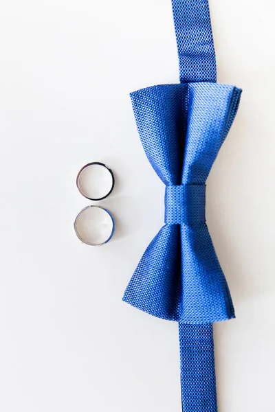 Gold wedding rings and bowtie of the groom — Stock Photo, Image