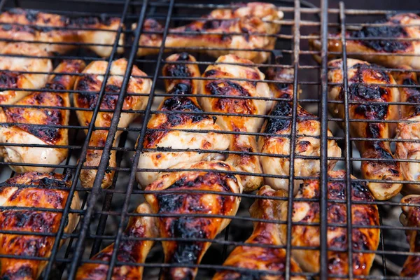 Marynowane szaszłyk kurczaka przygotowanie na barbecue-grill na węgiel drzewny — Zdjęcie stockowe