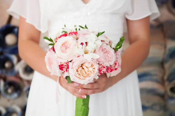 Bride holding her bouquet — Stock Photo, Image