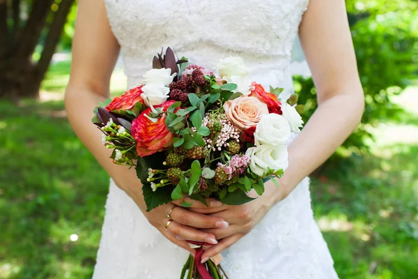 Bride holding her bouquet — Stock Photo, Image