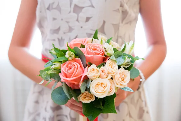 Sposa tenendo il suo bouquet — Foto Stock