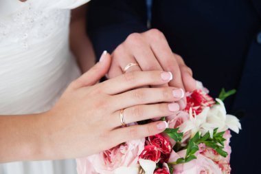 Gelin ve damat elleri ile alyans