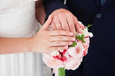 Gelin ve damat elleri ile alyans