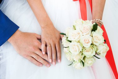 Gelin ve damat elleri ile alyans