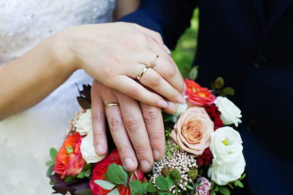 Наречена і наречена руки з обручками — стокове фото