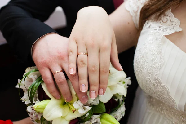 Noiva e noivo mãos com anéis de casamento — Fotografia de Stock