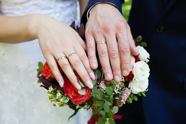 Νύφη και γαμπρός χέρια με Βέρες — Φωτογραφία Αρχείου