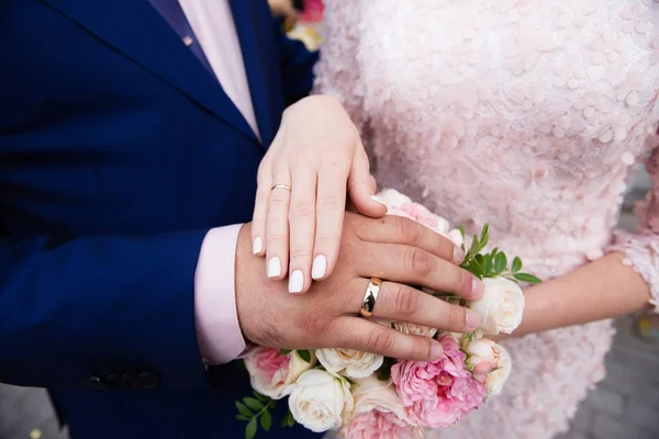 Νύφη και γαμπρός χέρια με Βέρες — Φωτογραφία Αρχείου